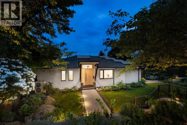 255 Sandringham Crescent, North Vancouver, BC V7N2R7 Photo 3