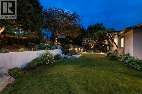 255 Sandringham Crescent, North Vancouver, BC V7N2R7 Photo 4