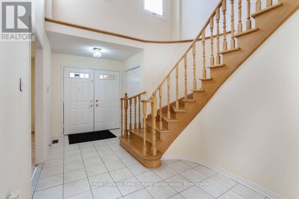 Kitchen - 2551 Wynten Way, Oakville, ON L6J7K5 Photo 4