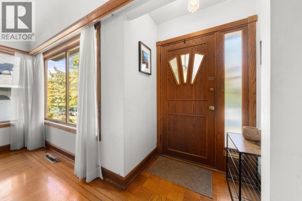 2554 Adanac Street, Vancouver, BC V5K2M5 Photo 3