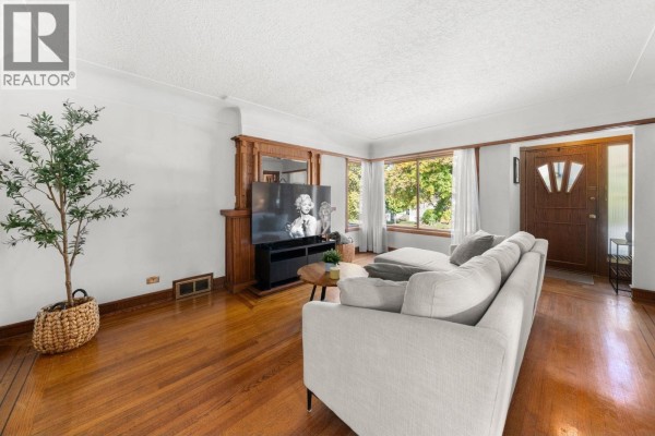2554 Adanac Street, Vancouver, BC V5K2M5 Photo 4