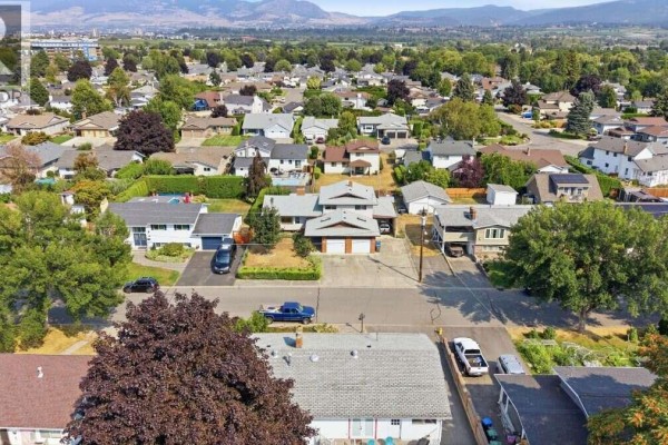 2555 Grenfell Road, Kelowna, BC, photo 2