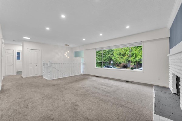2558 Lakeview Crescent, Abbotsford, BC V2S3A9 Photo 3