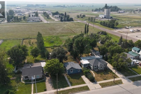 Living room - 256 N 1 Street W, Magrath, AB T0K1J0 Photo 4