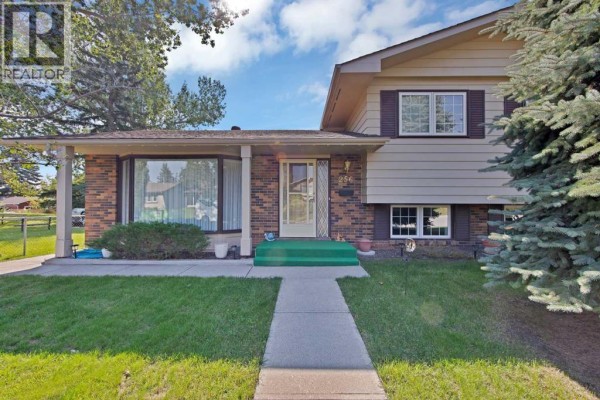 Primary Bedroom - 256 Parkwood Close Se, Calgary, AB T2J3V9 Photo 2