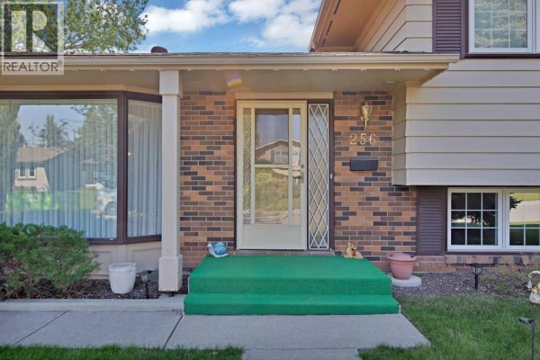 5pc Bathroom - 256 Parkwood Close Se, Calgary, AB T2J3V9 Photo 3