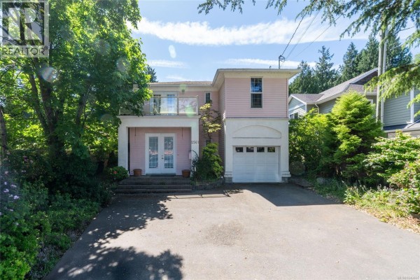 Kitchen - 2561 Sinclair Rd, Saanich, BC V8N1B7 Photo 3