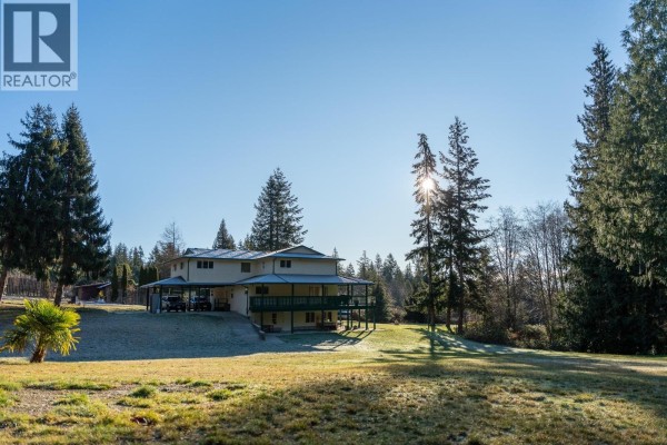 2562 Miles Road, Roberts Creek, BC V0N2W4 Photo 4