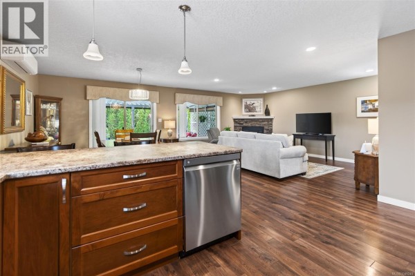 Kitchen - 2567 Kendal Ave, Cumberland, BC V0R1S0 Photo 4