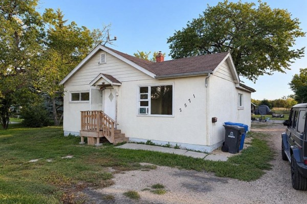2571 Henderson Highway, Winnipeg