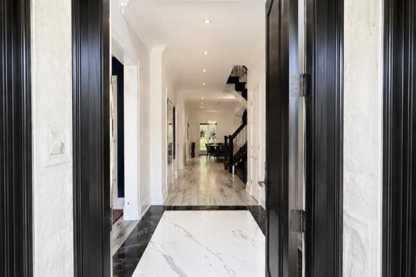 Mud room - 2588 Sharon Crescent, Mississauga, ON L5C1Y8 Photo 2