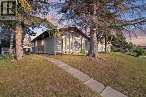 Bedroom - 259 Manora Crescent Ne, Calgary, AB T2A4S4 Photo 2