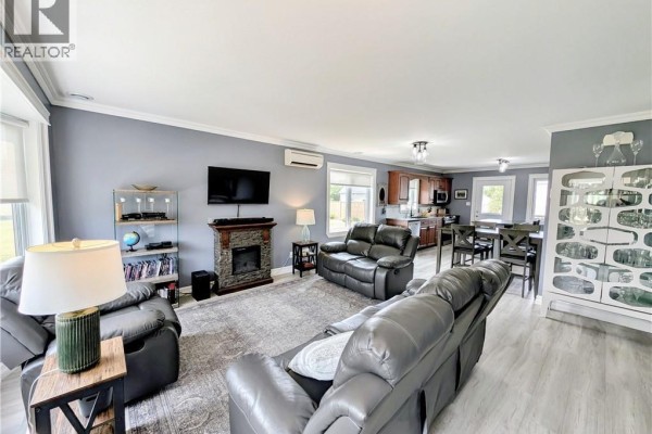 Family room - 259 Rue Savard, Caraquet, NB E1W1A6 Photo 5