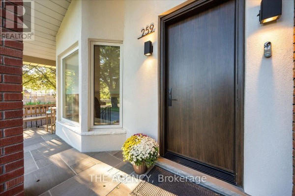 259 Rumble Avenue, Richmond Hill, ON L4C4G5 Photo 2