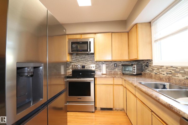 Kitchen - #26 4610 17 Av Nw, Edmonton, AB T6L5T1 Photo 3
