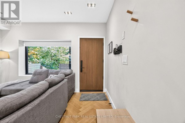 Bedroom 3 - 26 Caroline Avenue, Toronto, ON M4M2X7 Photo 5