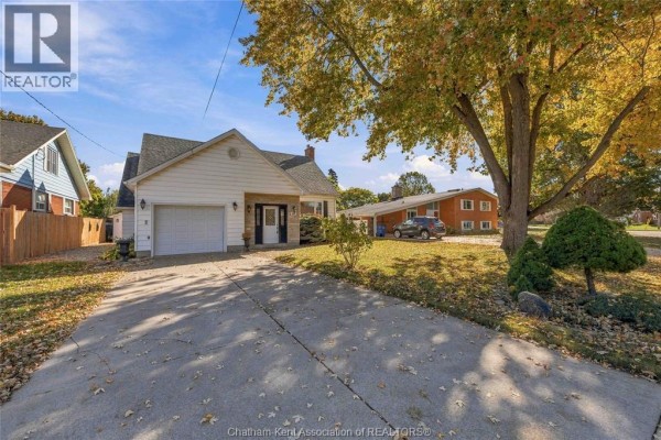 Family room/Fireplace - 26 Grand Avenue, Wallaceburg, ON N8A4J9 Photo 2