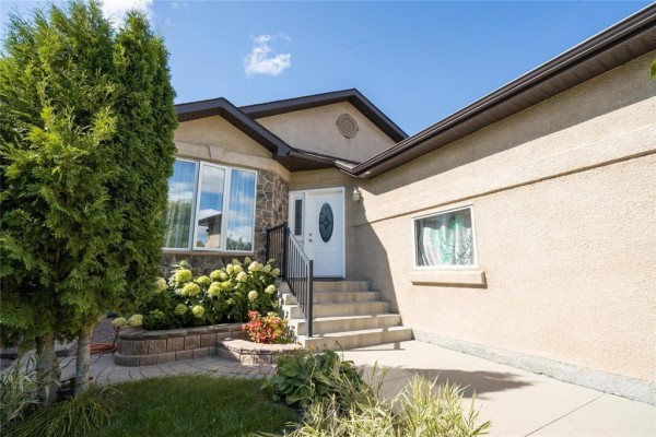 Living room - 26 Kellendonk Road, Winnipeg, MB R2N0B7 Photo 3