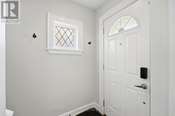 Dining room - 26 Miranda Avenue, Toronto, ON M6E4G2 Photo 3