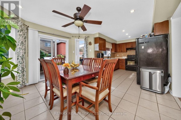 26 Peachleaf Crescent S, Brampton, ON L7A2B2 Photo 4