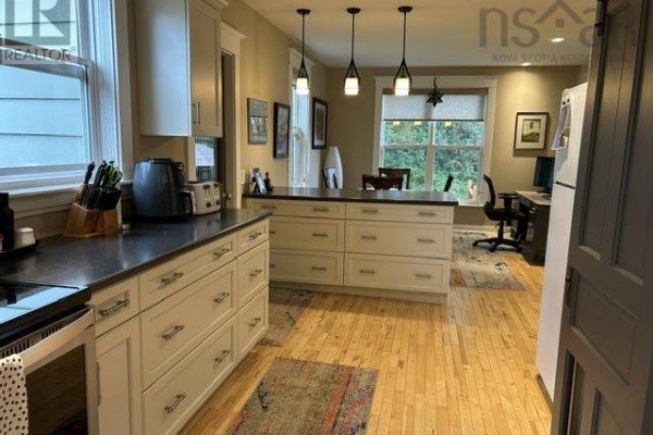 Dining nook - 26 Pitt Street, Port Hawkesbury, NS B9A2T3 Photo 2