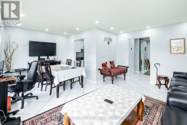 Dining room - 26 Roughfield Crescent, Toronto, ON M1S4K4 Photo 2