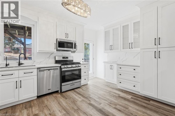Kitchen - 26 Sherman Avenue N, Hamilton, ON L8L6L8 Photo 4