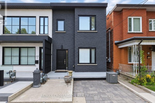 Living room - 260 Clinton Street, Toronto, ON M6G2Y6 Photo 2