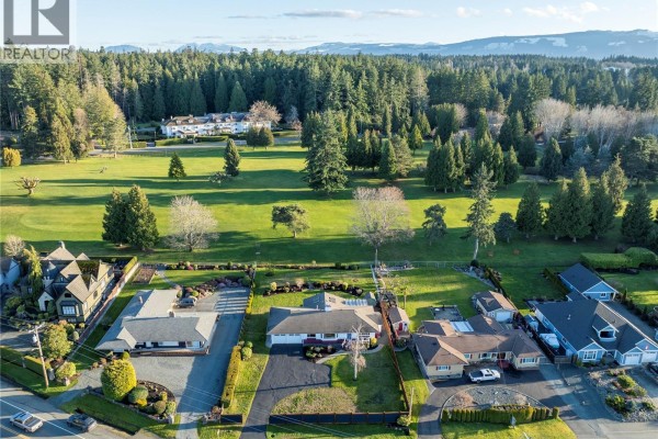 260 Elizabeth Ave, Qualicum Beach, BC, photo 2