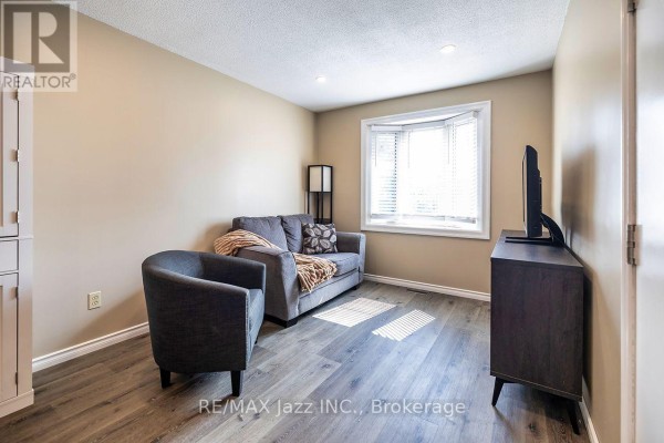 Living room - 260 Lakeview Park Avenue, Oshawa, ON L1J7M5 Photo 3