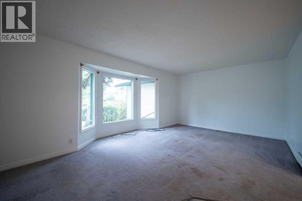 Living room - 2603 60 Street Ne, Calgary, AB T1Y2G6 Photo 4