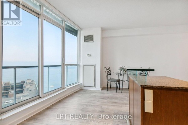 2604 - 208 Queens Quay W, Toronto, ON M5J2Y5 Photo 5