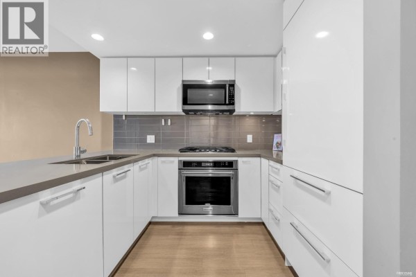 2605 3093 Windsor Gate, Coquitlam, BC V3B0N2 Photo 3
