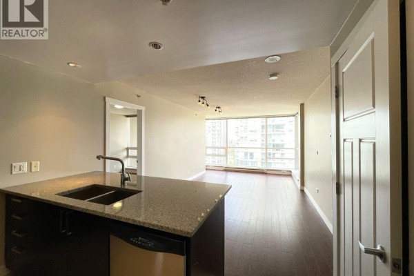 2607 2978 Glen Drive, Coquitlam, BC, photo 2