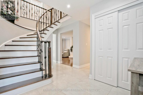 Family room - 2607 Old Carriage Road, Mississauga, ON L5C1Y6 Photo 2