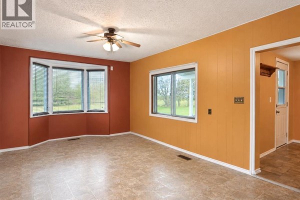 Living room - 26070 Twp Rd 714, Ridgevalley, AB T0H0Y0 Photo 5