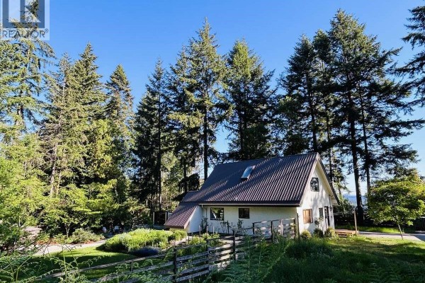 Living room/Dining room - 261 Mobrae Ave, Salt Spring, BC V8K1J7 Photo 5