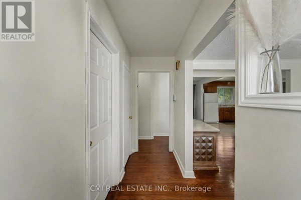 Living room - 2610 Islington Avenue, Toronto, ON M9V2X3 Photo 5