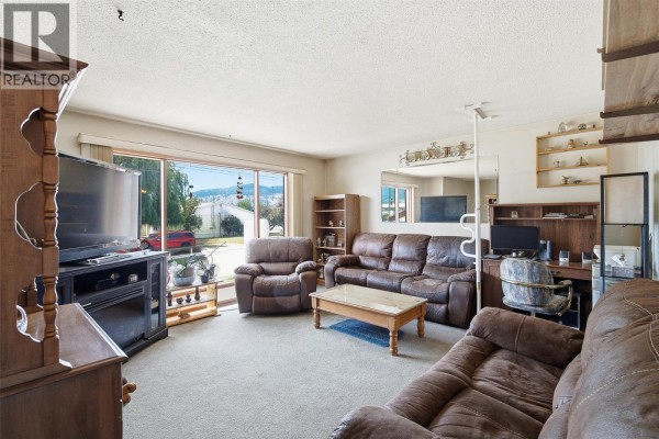 Living room - 2613 Coutlee Avenue, Merritt, BC V1K1A9 Photo 4