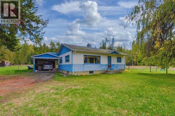 Living room - 2613 Lumby Mabel Lake Road, Lumby, BC V0E2G6 Photo 3