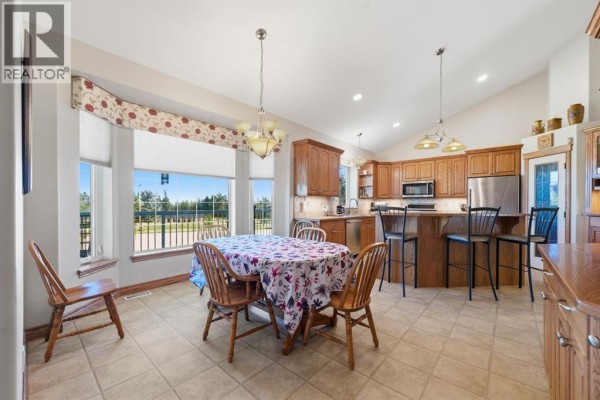Dining room - 26139 Highway 595, Rural Red Deer County, AB T4E0T9 Photo 5