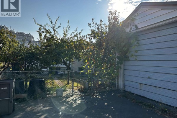2621 E 8th Avenue, Vancouver, BC V5M1W4 Photo 4