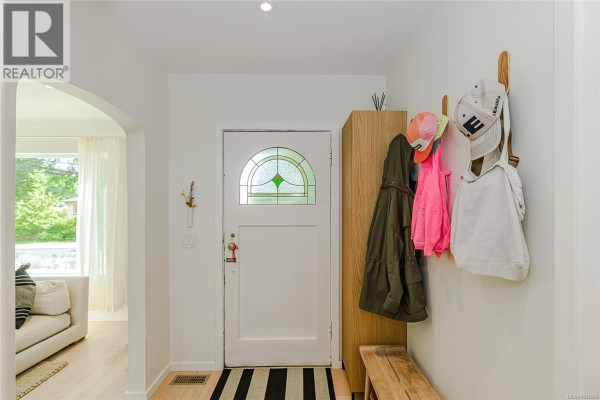 2624 Estevan Ave, Oak Bay, BC, photo 3