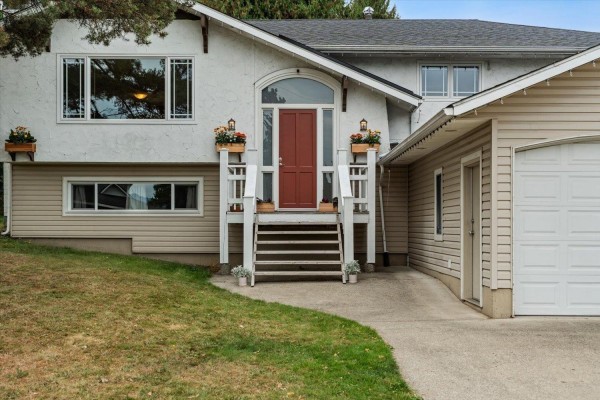 Close-up of the front entrance, showing steps, railing, and arched window. - 2629 Sunnyside Crescent, Abbotsford