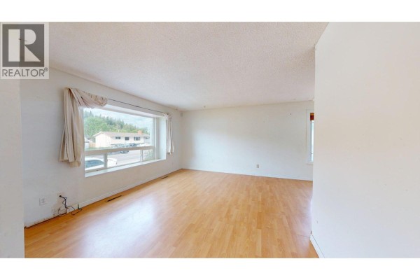 Living room - 2634 Springfield Road, Kelowna, BC V1X1B8 Photo 3