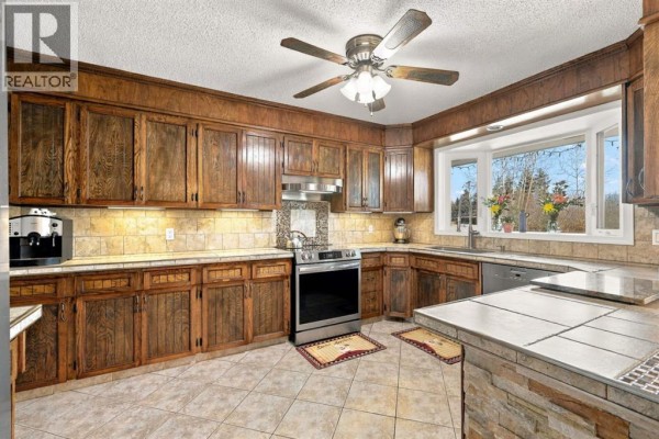Dining room - 264013 Township Road 433 Township, Rural Ponoka County, AB T4J1R6 Photo 4