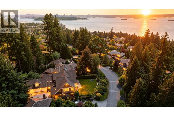 2645 Rosebery Avenue, West Vancouver, BC V7V3A3 Photo 3