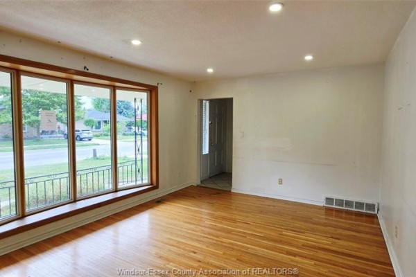 Bath (# pieces 1-6) - 2650 Rivard Avenue, Windsor, ON N8T2H5 Photo 4