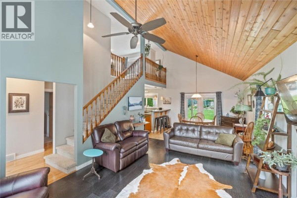 Family room - 2653 Sunset Drive, Kamloops, BC V2C4K4 Photo 3