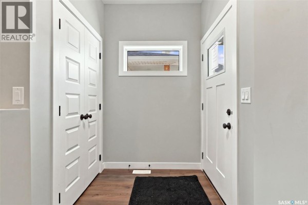 Living room - 266 Kostiuk Crescent, Saskatoon, SK S7V2A3 Photo 3